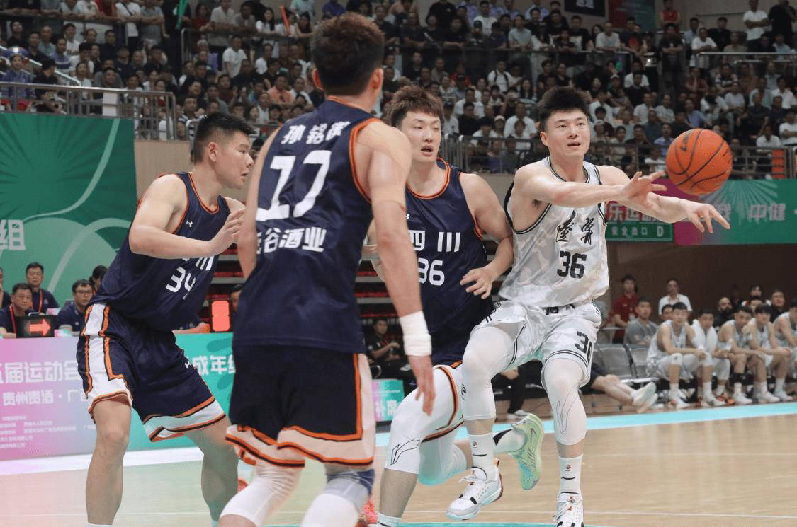 四川男篮临危不乱，团结拼搏赢得成功