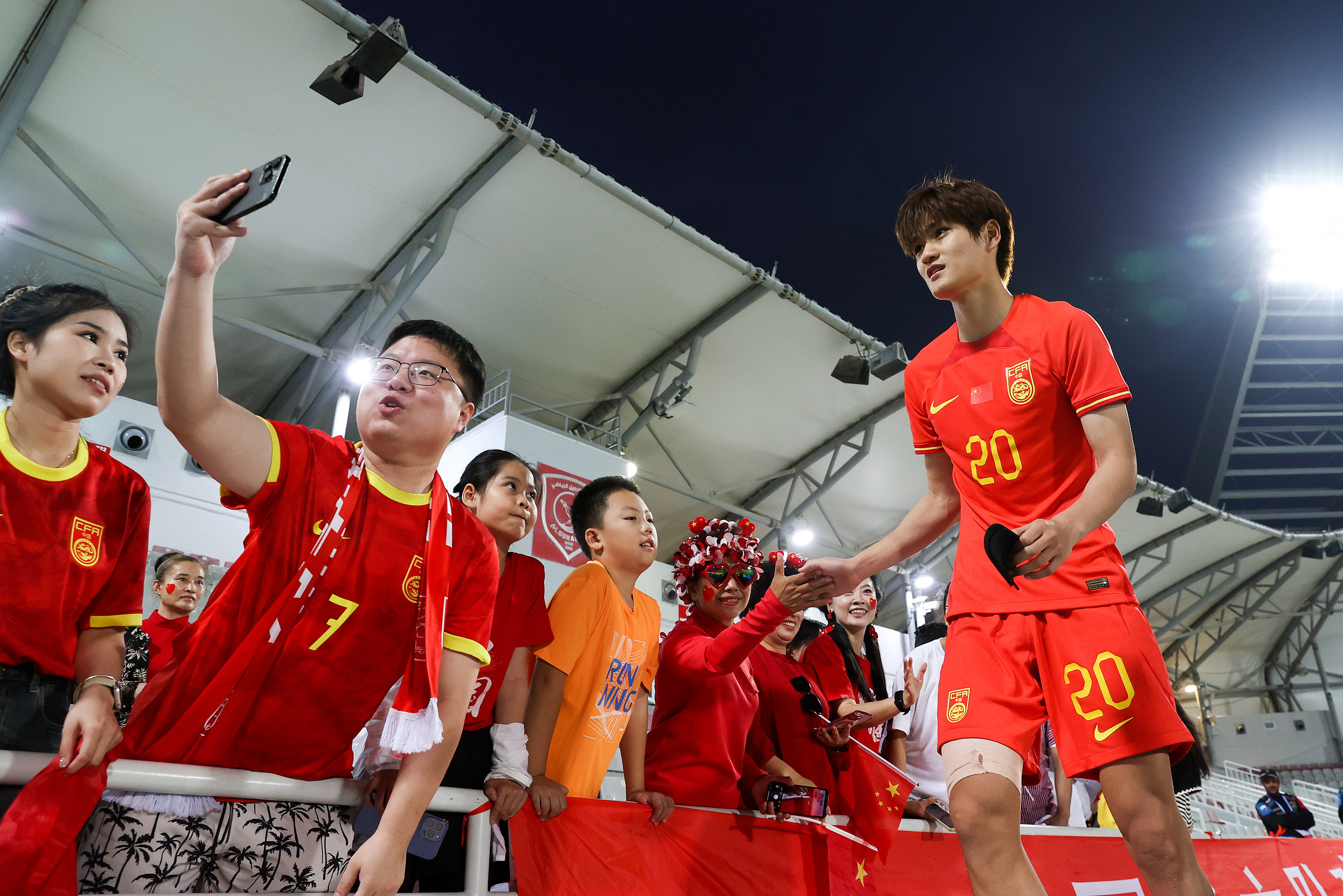 中国国家足球队在世界杯预选赛中取得关键胜利